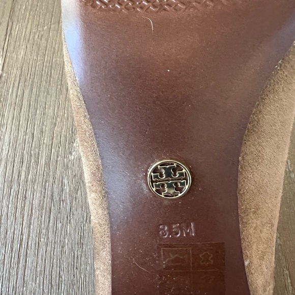 Tory Burch. Tan Suede Low Chunky Heel. Size 8.5. - Picture 7 of 7